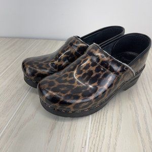 Dansko Professional Clogs Brown Patent Leather Leopard Cheetah Print Shoes Sz 38